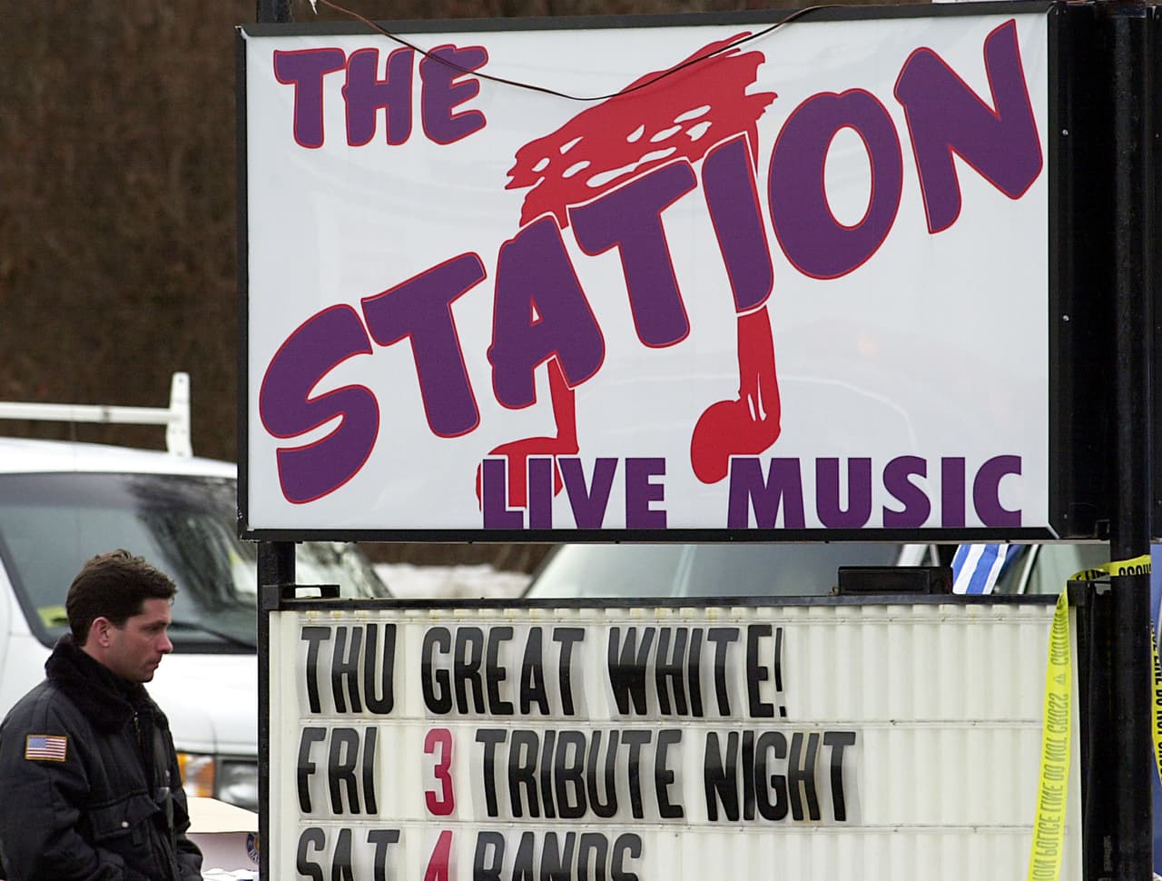 <b>#5 Concierto de Great White</b>
<br>La noche del 20 de febrero de 2003 se convirtió en una terrible tragedia por un incendio que tuvo lugar durante el concierto de la banda 'Great White' en la discoteca The Station en Rhode Island, Estados Unidos.