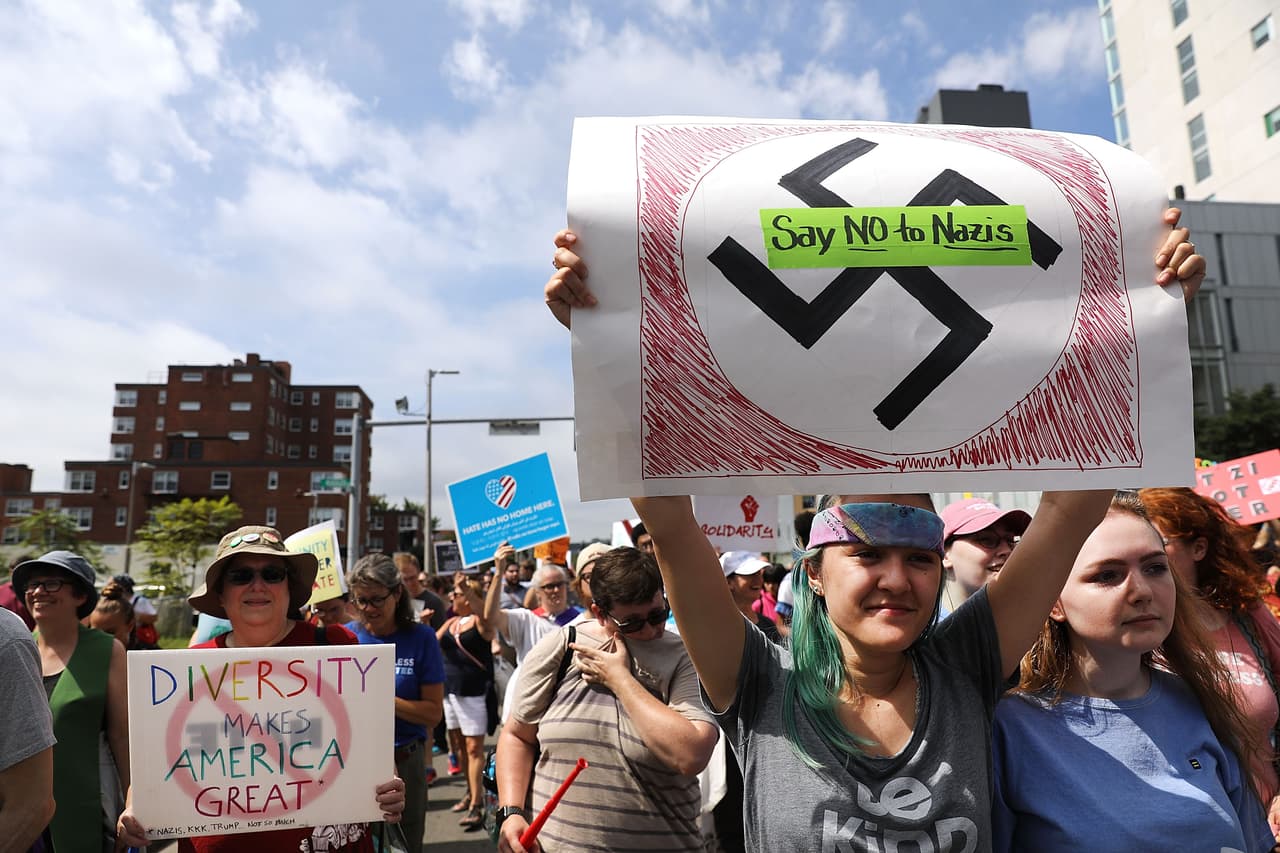 <b>"Dile no a los nazis"</b>. La manifestación por la libertad de expresión convocada en Boston este sábado terminó opacada por otra protesta contra el odio y el racismo.