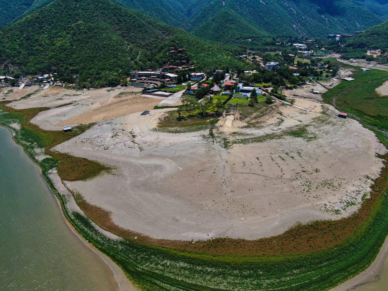 Una fotografía de la Presa de La Boca, que abastece de agua a Monterrey, México, una de las tres ciudades más importantes del país y su corazón industrial, que atraviesa 
<a href="https://www.univision.com/noticias/america-latina/sequia-historica-provoca-escasez-de-agua-a-monterrey" target="_blank">una fuerte sequía sin precedentes recientes</a>. Algunos de sus habitantes llevan al menos 35 días sin servicio de agua.