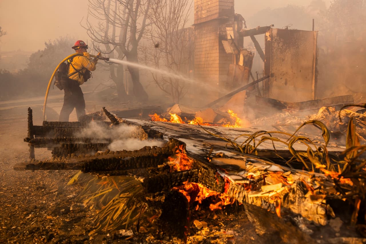 Bomberos de Ventura describieron la situación como “intensa”, trabajando contrarreloj para proteger viviendas mientras espesas columnas de humo limitaban la visibilidad.