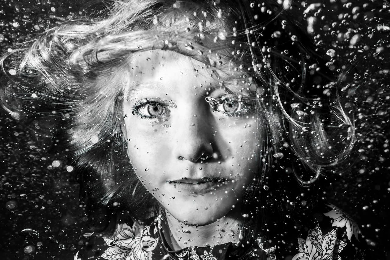 <b>‘El mundo submarino de Sarah’</b>
<br>
<br>“La escena retrata el poder terapéutico del agua que muchos experimentamos durante la pandemia”, contó la autora de esta fotografía, ganadora en la categoría ‘blanco y negro’ del premio Fotógrafo Submarino del Año 2022. 
<br>
<br>Este prestigioso galardón recibió este año más de 4,200 imágenes, tomadas por fotógrafos de 71 diferentes países.
<br>