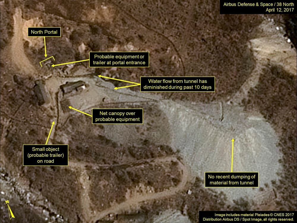 Fotos tomadas por satélite indican que la base nuclear norcoreana de Punggye-ri estaría "preparada y lista" para un nuevo ensayo nuclear según la web. Las imágenes muestran una persistente actividad en el portal norte (donde se realizaron las últimas pruebas norcoreanas).