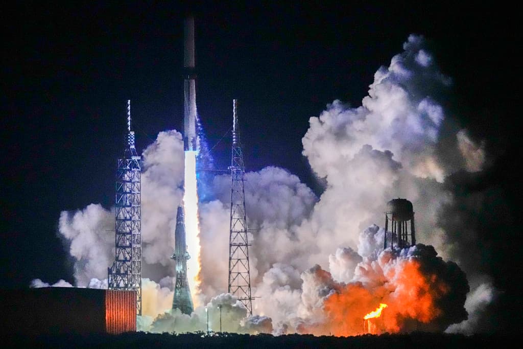 Blue Origin, la empresa espacial de Jeff Bezos, lanza con éxito el cohete gigante New Glenn, en su primer vuelo de prueba