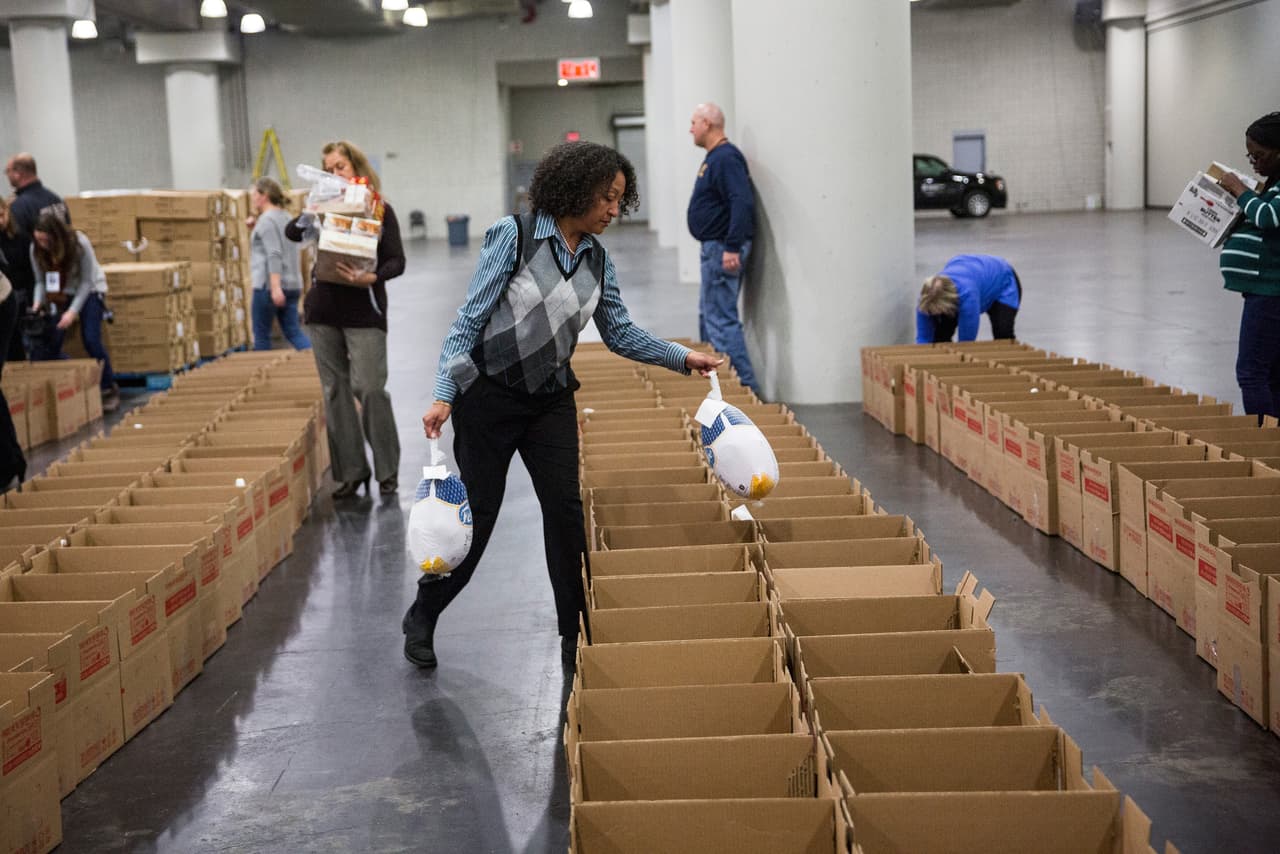 <a href="https://centralusa.salvationarmy.org/metro/news/salvation-army-food-pantries-open-throughout-division/?utm_source=organic-social&utm_medium=stories&utm_campaign=coronavirus&fbclid=IwAR09nD93BJLfELc4T2K_u4Q5YdKQRWPt16tQk7ZQEfIUtWa1AT7eKxYYg-A" target="_blank">The Salvation Army Chicago Metropolitan Division</a> y 
<a href="https://www.catholiccharities.net/GetHelp/OurServices/EmergencyAssistance.aspx" target="_blank">Caridades Catolicas</a> estan trabajando con la ciudad de Chicago para dar alimentos gratis a quienes los necesiten, sin importar el estatus migratorio. En sus paginas web podras encontrar la lista de lugares donde puedes recoger la comida.