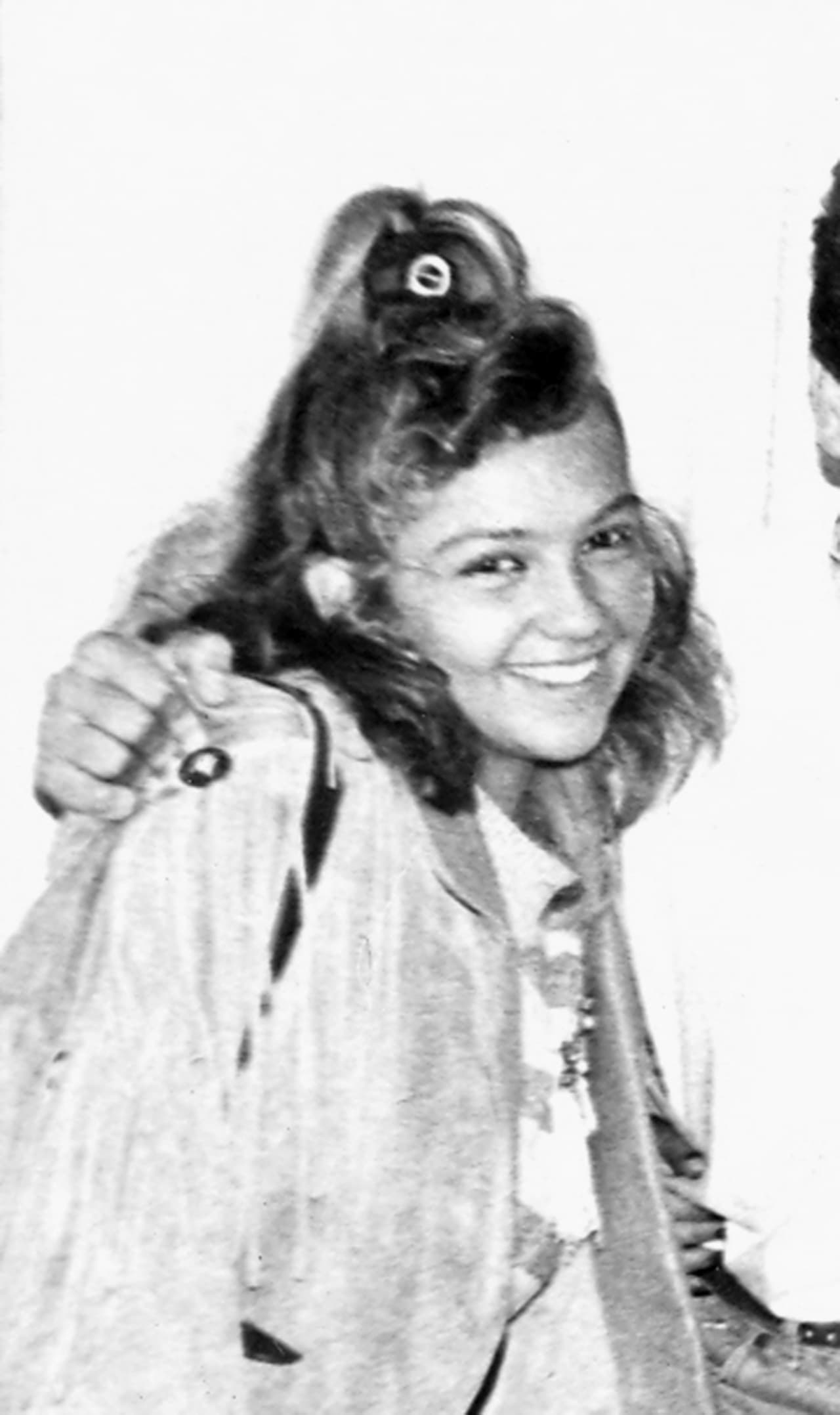 Con 4 discos grabados y con una carrera que poco a poco crecía, el grupo se desintegró, por lo que siguió buscando su sueño de ser cantante y consiguió ser corista de la puesta en escena 'Vaselina', misma que protagonizaban los integrantes de 'Timbiriche', grupo al que más tarde pertenecería.