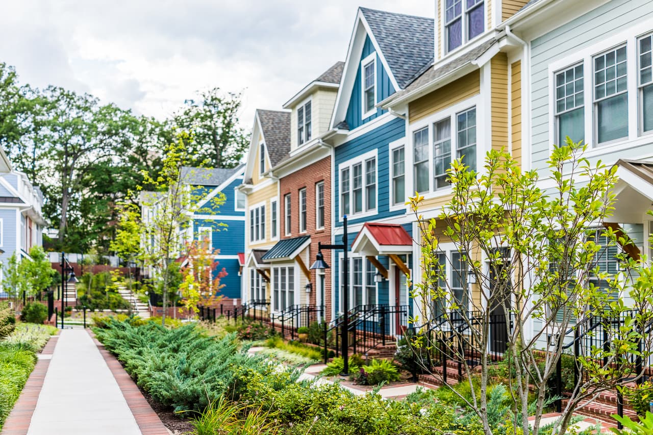 <b>Puesto 5. Silver Spring, Maryland.</b>
<br>
<br>Precio promedio de una residencia unifamiliar: 419,000 dólares.
<br>Renta mensual: 2,400 dólares.
<br>Cuota inicial del 20% para hipoteca: 83,800 dólares.
<br>Pago mensual de la hipoteca (luego del 20% de inicial): 1,864 dólares. 
<br>Diferencia entre alquiler e hipoteca mensual: 536 dólares.
<br>Ahorro al comprar en lugar de alquilar: 6,432 dólares al año.