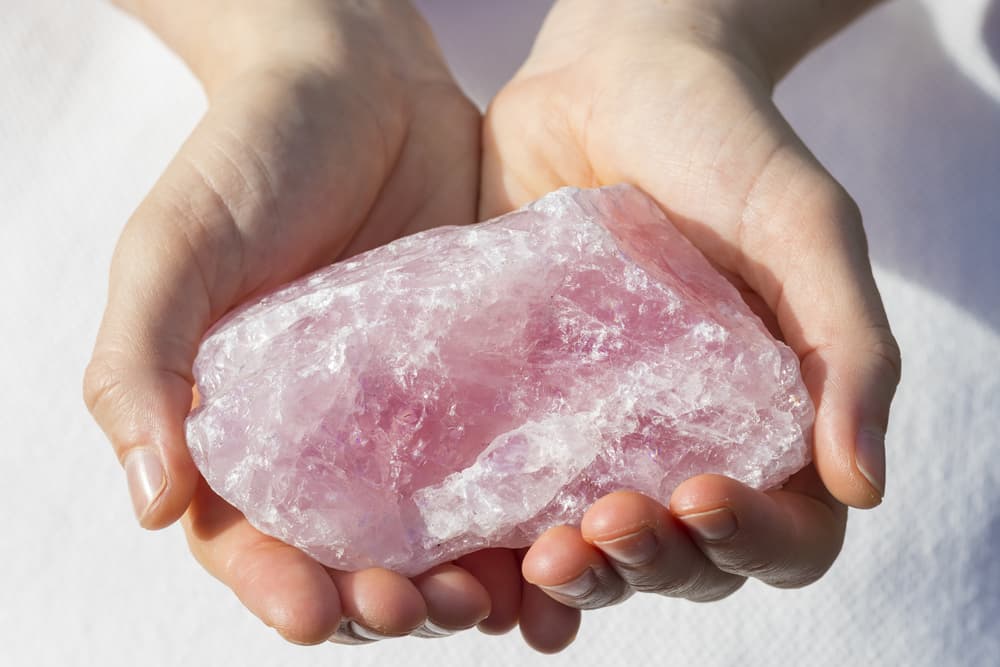 <b>Si deseas atraer el amor de nuevo a tu vida:</b>
<br>
<b>Cuarzo rosado</b>. Este es el cristal del amor por excelencia. Su frecuencia te ayudará a abrir más tu corazón al amor, lo cual te hará más magnético a este sentimiento.