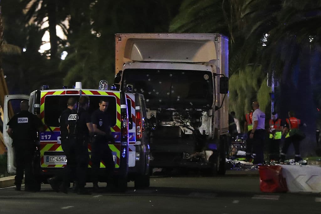 Policías y rescatistas rodean el camión que arrolló a una multitud en Niza. Foto de Valery Hache/AFP/Getty Images.