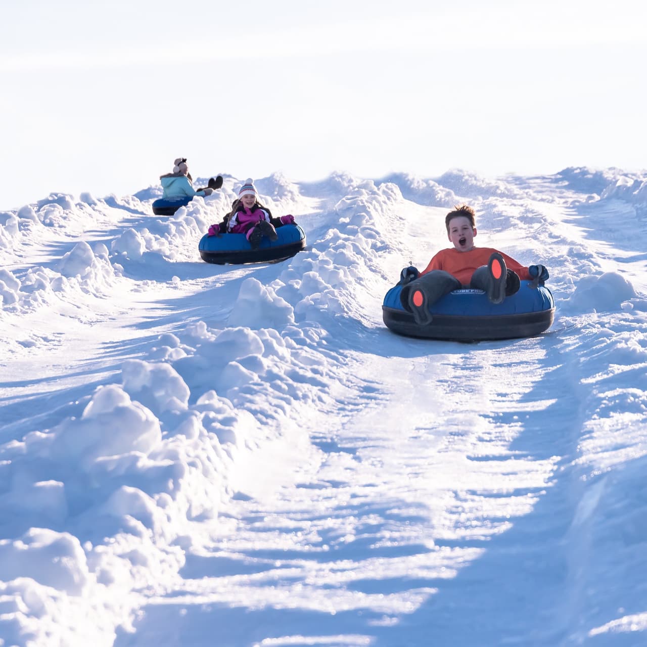 <b><a href="https://www.mvlihoursofoperation.com/?_ga-ft=1XrXKp.0.0.0.0.DdW8cI-1OvO5SG.0.0" target="_blank">License to Chill Snow Island en Margaritaville en Lake Lanier (hasta el 27 de febrero)</a></b>: Snow Island cuenta con un tobogán de nieve de 575 pies junto con una pista de hielo, atracciones, s'mores, chocolate caliente y mucho más.