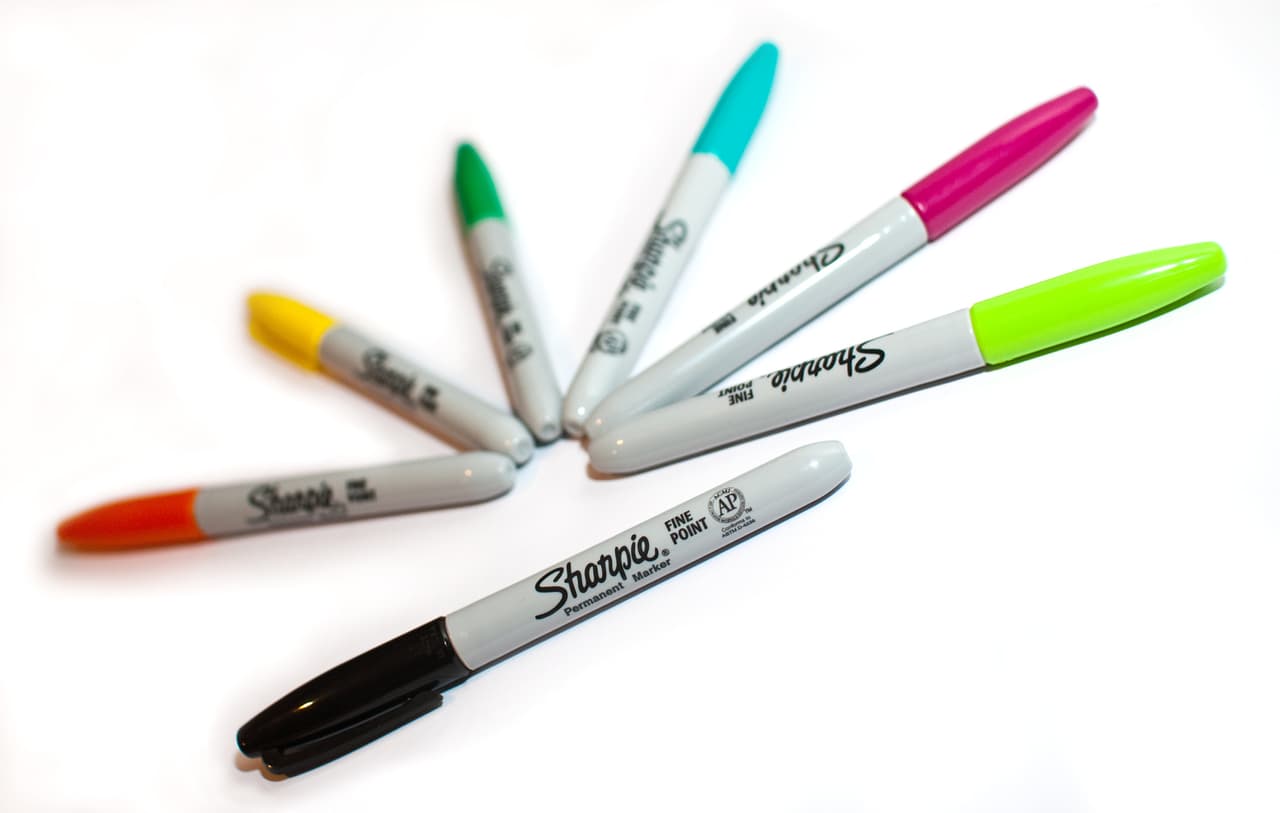 El marcador Sharpie es para que los maestros escriban la hora en que le aplicaron un torniquete a un estudiante que esté sangrando, para que los paramédicos sepan cuánto tiempo ha pasado.
<br>