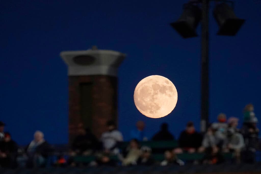La superluna hipnotizó a los espectadores del estadio de béisbol Oracle Park, durante el juego entre los Gigantes de San Francisco y los Arizona Diamondbacks, la noche de este martes en la ciudad californiana.