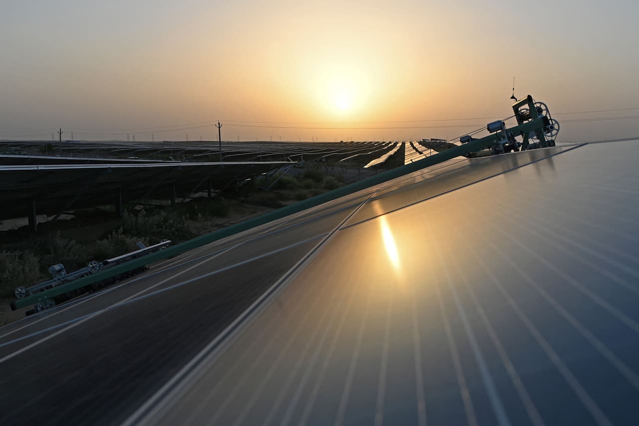 <b>Puesto 5. India</b>
<br>
<br>Total de la producción mundial: 5.5%.
<br>
<br>Capacidad instalada: 39,211 megavatios.
<br>
<br>Vatios por habitante: 32.
<br>
<br>Este país alberga la planta de energía solar más grande del mundo, Bhadla Solar Park (en la foto). Genera 2,245 megavatios, más que la represa hidroeléctrica estadounidense Hoover (que genera alrededor de 2,080 megavatios). 
<br>