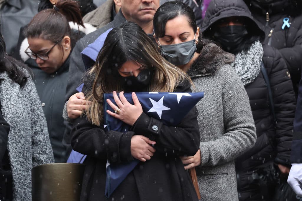 También se pronunció contra el fiscal de distrito de Manhattan, Alvin Bragg, por 
<a href="https://www.univision.com/local/nueva-york-wxtv/no-deberia-ser-asi-algunos-delitos-no-tendran-castigo-en-el-distrito-de-manhattan-y-neoyorquino-reaccionan-video" target="_blank">atenuar las leyes por algunos crímenes en NYC. </a>