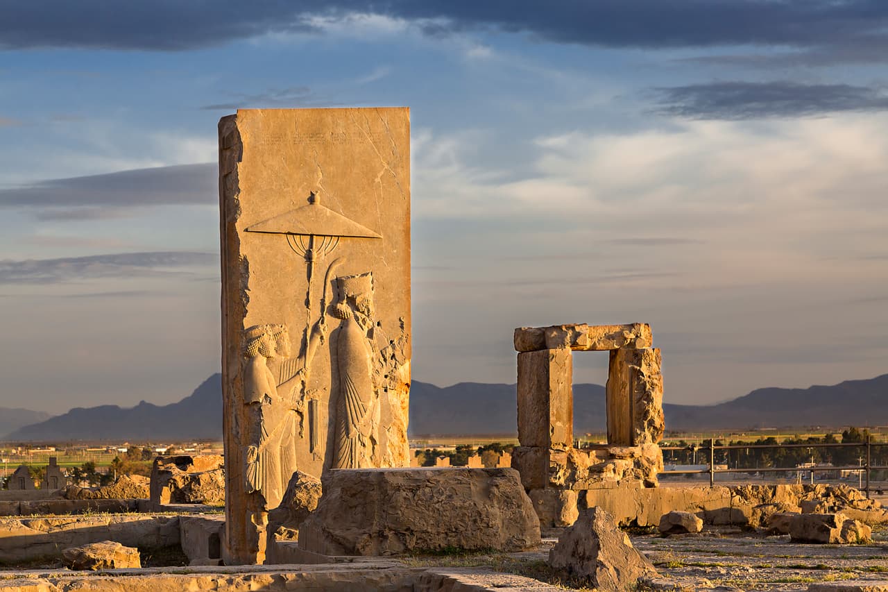 <b>Puesto 10. Irán</b>
<br>
<br>
<b>Sitios declarados Patrimonio de la Humanidad: 26</b>
<br>
<br>Ruinas de la antigua ciudad de Persépolis. Este país del Medio Oriente fue el lugar donde se desarrolló la civilización persa, que dejó como herencia un grupo de lugares exepcionales.