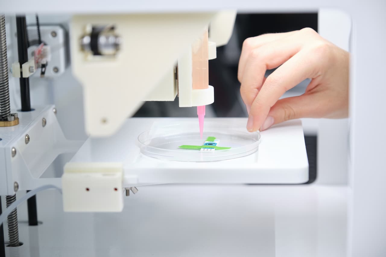 <b>Impresión 3D de órganos humanos</b>
<br>
<br>La tecnología de impresión en 3D comenzó a desarrollarse en la década de 1970 y sus posibilidades son prometedoras y emocionantes, especialmente en el campo de la medicina.
<br>
<br>La ‘bioimpresión’, como se conoce a la impresión en 3D de órganos humanos, tuvo su primer uso real y exitoso en 2012. Ese año 
<a href="https://www.rd.com/list/inventions-that-changed-the-world-in-the-last-decade/"><u>un equipo de la Universidad de Michigan</u></a> 
<a href="https://www.medicineatmichigan.org/feature/2018/fall/promise-and-progress-3d-printing"><u>diseñó una de las primeras tráqueas sintéticas para un bebé con dificultades para respirar</u></a>. Según Popular Mechanics, los investigadores “esperan algún día imprimir riñones, corazones y pulmones, 
<a href="https://www.popularmechanics.com/technology/gadgets/g30339013/best-inventions-of-2010s/?slide=15"><u>utilizando polímeros biocompatibles y células humanas</u></a>”. En 2017 
<a href="https://www.univision.com/noticias/en-video-cientificos-en-espana-crean-piel-humana-con-bioimpresora-3d-video"><u>científicos españoles crearon piel humana con una bioimpresora 3D</u></a>.
