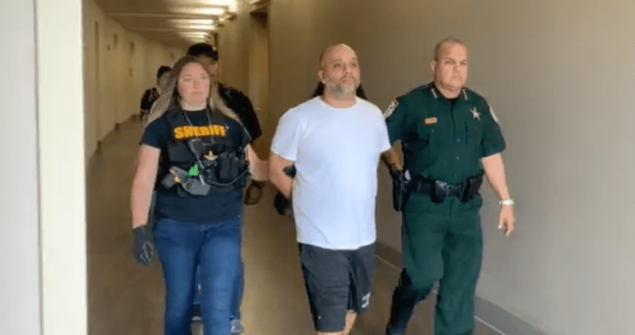 Autoridades de Osceola arrestan a entrenador de preparatoria por conducta sexual inapropiada