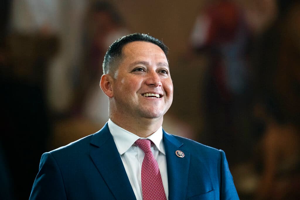Republicanos de Texas censuran a uno de sus congresistas por apoyar el control de armas tras masacre de Uvalde