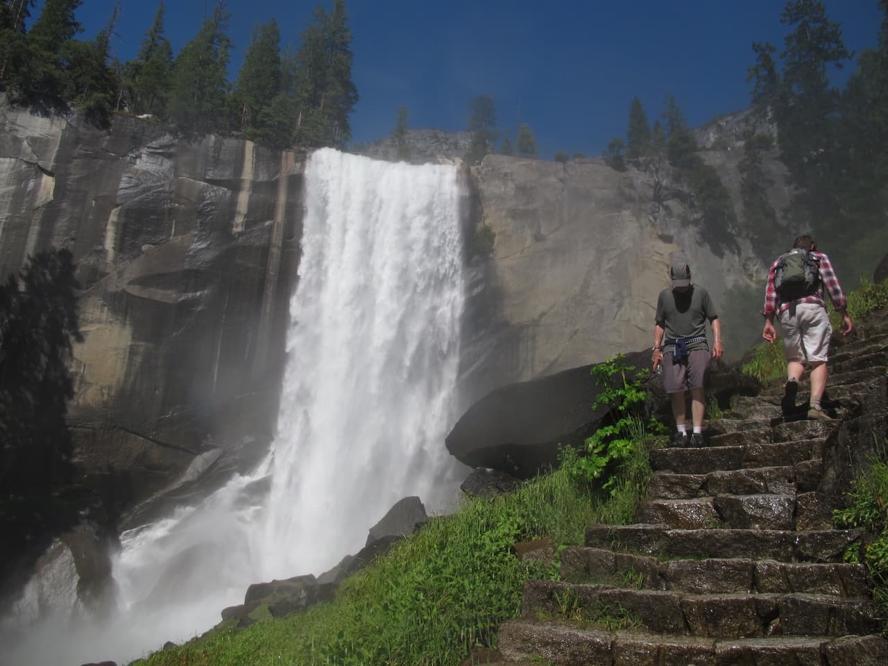 La 
<a href="https://wildlife.ca.gov/Conservation/Plants/Vernal-Pools" target="_blank">cascada Vernal</a> constituye el escalón inferior de una escalera de piedra gigante. Su sendero comienza en Happy Isles Trailhead, a lo largo de las orillas del río Merced. Durante su visita puede sumergirse en las impresionantes vistas y explorar el Silver Apron Are o la piscina Emerald.