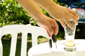 Para no ser arrestado por conducir ebrio nunca te pongas al volante si has estado bebiendo; siempre consigue un conductor designado o busca un taxi. 
<br>
<br>Y si estas dos opciones no son viables, quédate a dormir donde estés hasta que estés sobrio.