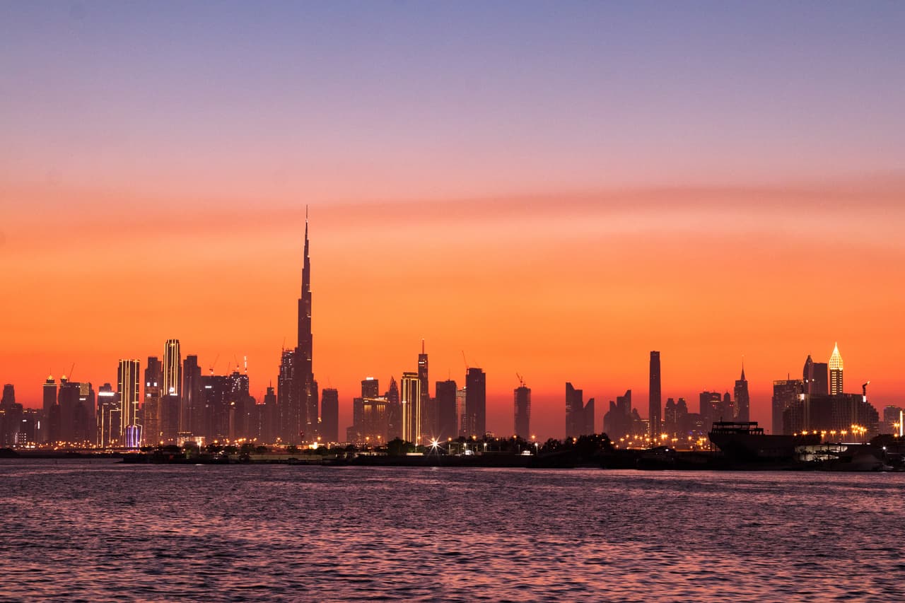 <b>Puesto 15. Edificio Burj Khalifa. Dubai, Emiratos Árabes.</b>
<br>
<br>Es el rascacielos más alto del mundo. Burj Khalifa tiene 2,716,5 pies (828 metros ) y más de 160 pisos. Además cuenta con el elevador que realiza el viaje más largo del mundo. Fue diseñada por la firma de arquitectos de Chicago Skidmore, Owings & Merrill.