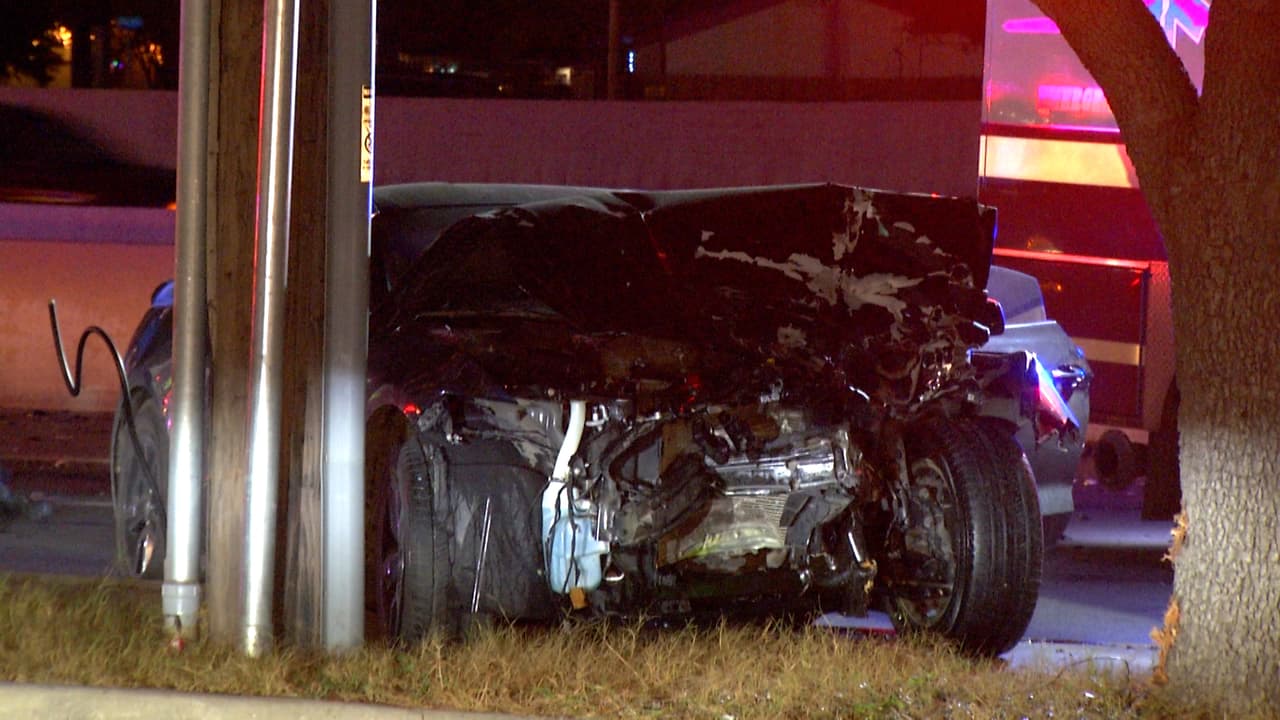 Una mujer murió y dos niños que viajaban con ella quedaron ilesos luego de un choque frontal entre dos vehículos, en el Loop 410.