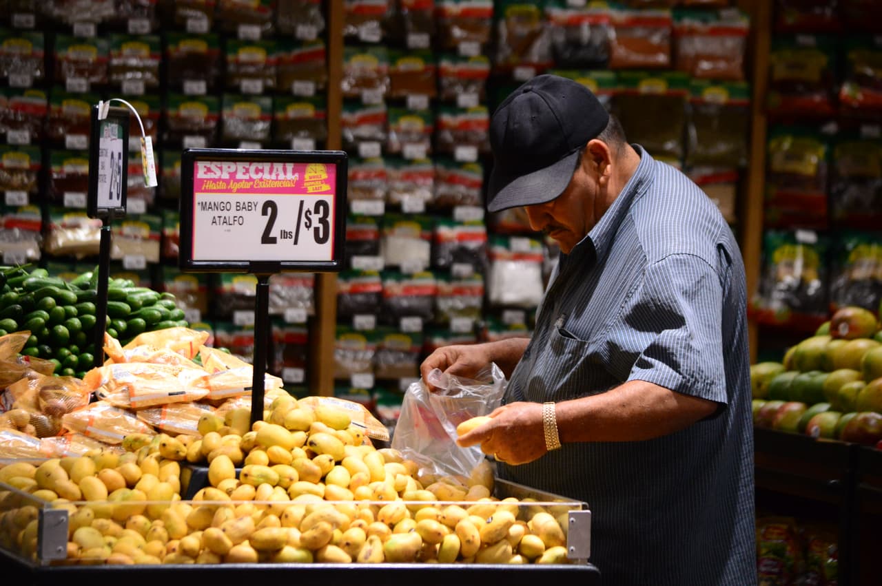 <b>¿Soy indocumentado, puedo recibir la ayuda?</b>
<br>
<br>Estas son las condiciones aplicables para que los inmigrantes indocumentados puedan solicitar la ayuda de los tres programas de ayuda alimentaria.
<br>