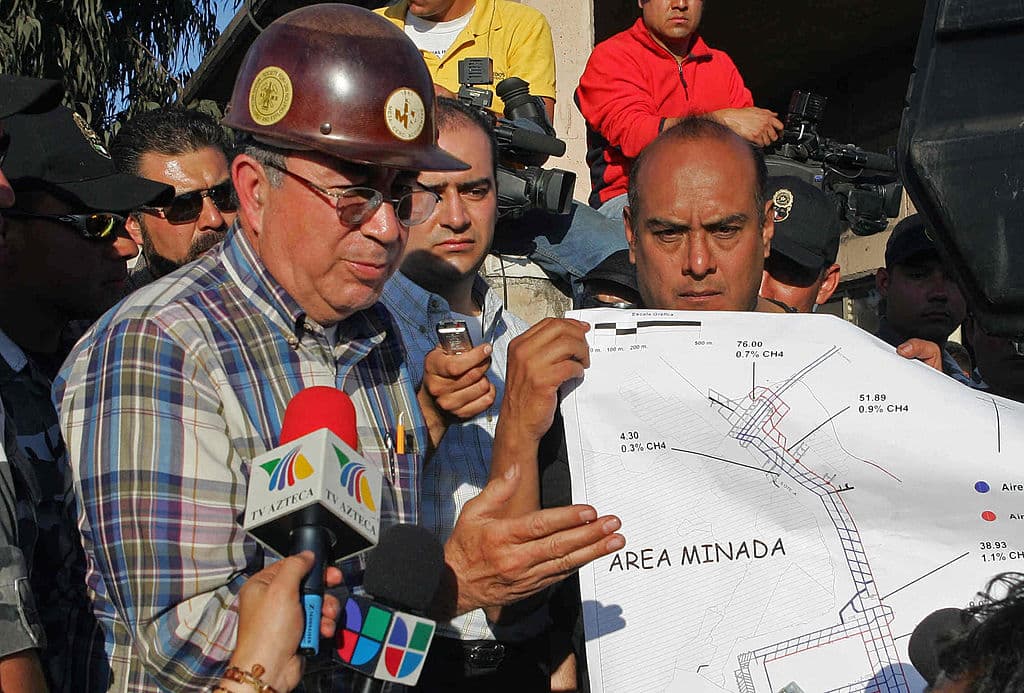 Pese a las labores de rescate que duraron semanas, nunca se pudo determinar el punto donde se encontraban los trabajadores. Tiempo después, el entonces secretario del Trabajo Javier Lozano señaló que había razones científicas para no continuar con el rescate de los cuerpos y finalizaron las labores el 4 de abril de 2017. 
<br>
<br>Solo lograron rescatar dos cuerpos.
<br>
<br>En la imagen, del 21 de febrero de 2006, el gerente general de la mina Pasta de Conchos, Rubén Escudero, proporciona detalles de la operación de rescate.