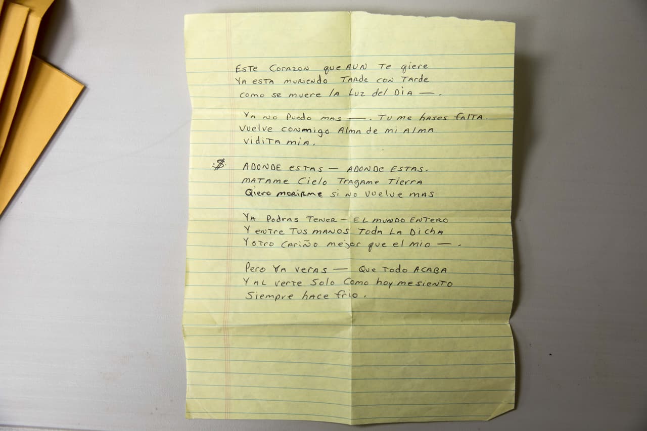Entre los documentos sobresalía este papel amarillo con un símbolo de dólar en el margen izquierdo y escrito a mano, que resultó ser la letra de la ranchera 'Siempre hace frío'. Selena grabó la canción en el 1994 como parte del 
<i>soundtrack</i> de la película 
<b>‘</b>Don Juan DeMarco’, protagonizada por Johnny Depp y donde aparece en un cameo.