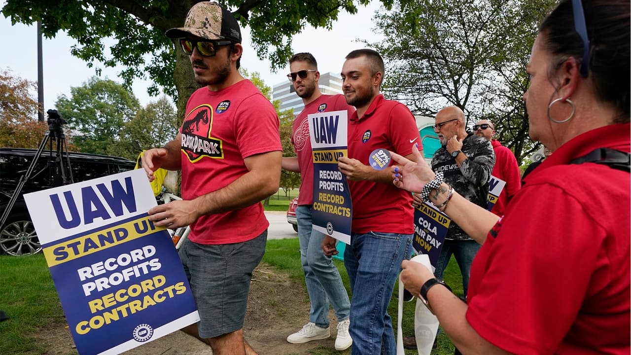 Huelgas de UAW: Se van a huelga dos plantas automotrices de GM en Fort Worth y Stellantis en Carrollton, Texas 