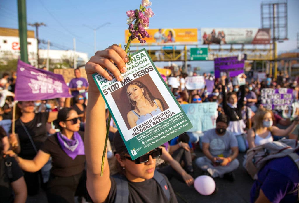 Durante la operación de búsqueda a Debanhi se informó que 
<b>las autoridades hallaron los cuerpos de otras cinco mujeres reportadas como desaparecidas</b> en la misma zona en la que se concentró la búsqueda de Debanhi, próxima a 
<a href="https://www.univision.com/noticias/america-latina/en-solo-una-semana-reportan-13-desapariciones-carretera-de-la-muerte">la llamada 'carretera de la muerte',</a> que corre entre Monterrey y Laredo. Pero la comisionada de Búsqueda de Nuevo León, Maria de la Luz Balderas, negó este dato a la agencia AP.