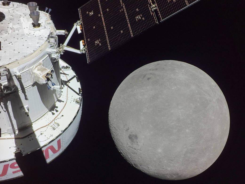 Orión estuvo a sólo 80 millas de distancia de la superficie lunar y tomó fotos inéditas del lado oscuro de la Luna.
<br>