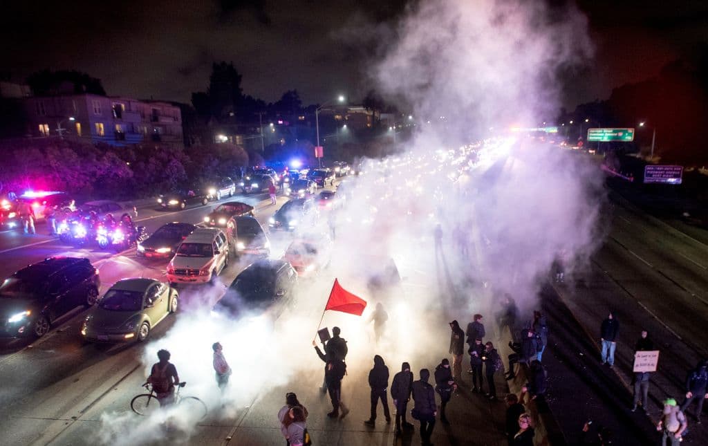 La protesta en Oakland obligó al cierre de la principal autopistal.