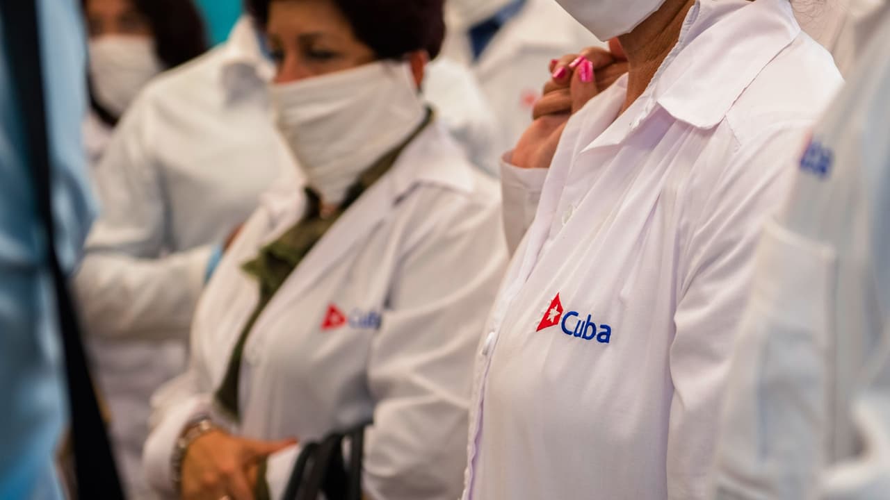 Juez federal permite que médicos cubanos demanden a la Organización Panamericana de la Salud