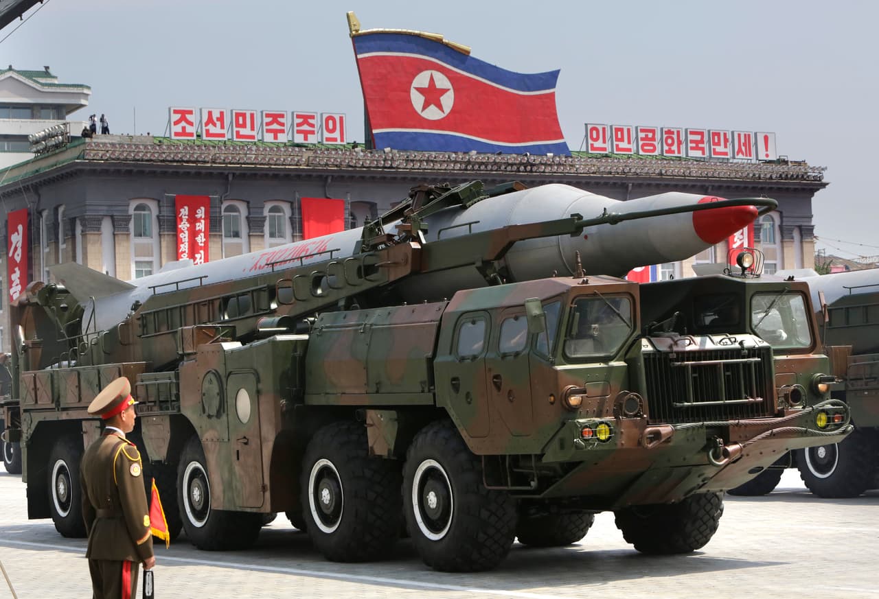 Un misil es llevado por un vehículo militar durante el desfile para conmemorar el 60 aniversario de la firma del armisticio tras la Guerra de Corea en la Plaza Kim Il-Sung de Pyongyang. 27 de julio de 2013.