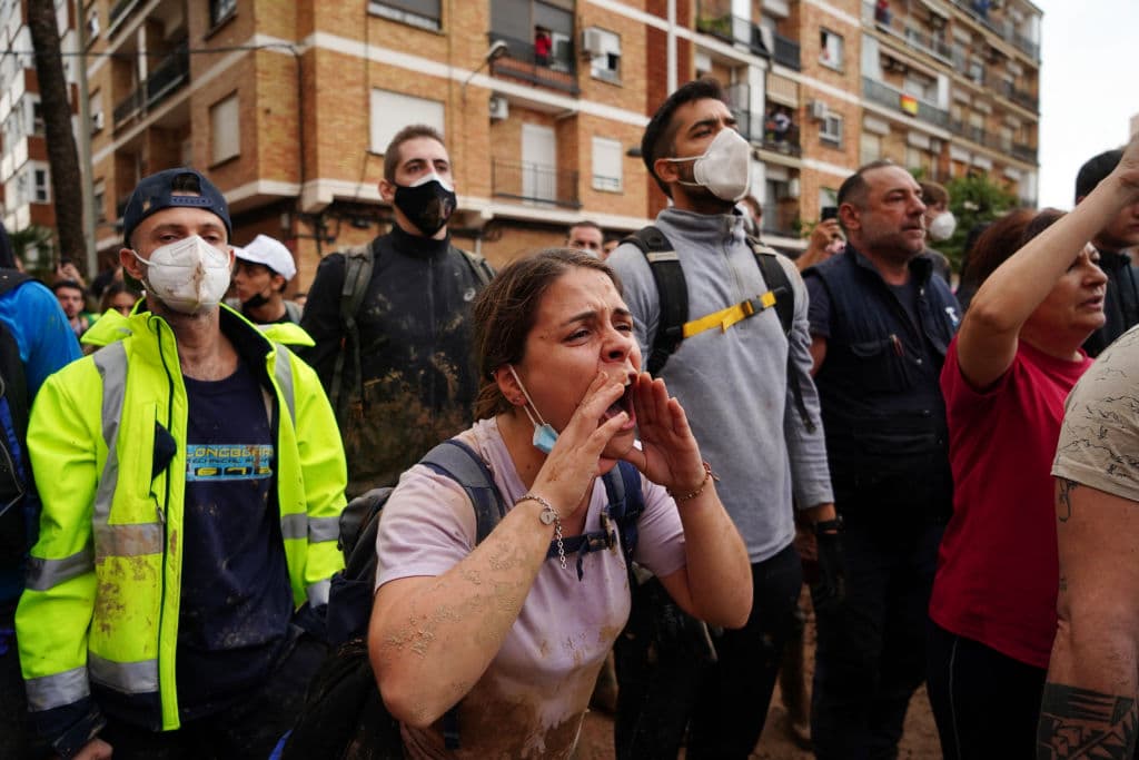 Personas en Paiporta lanzan gritos de indignación durante la visita del rey Felipe VI a Paiporta, Valencia.