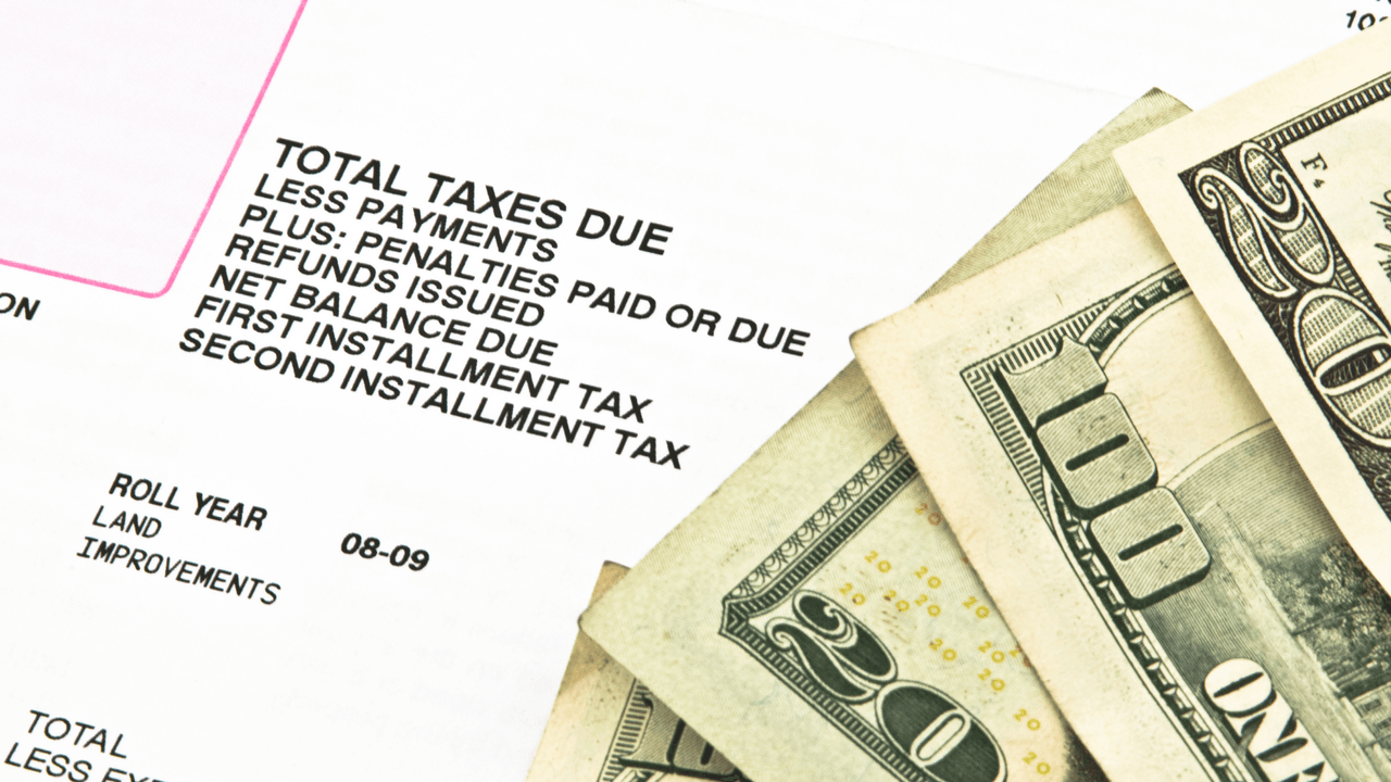 En Texas puedes ahorrar y pagar menos impuestos de propiedad (llamado ‘property tax’), incluyendo en casas y negocios. Esto es gracias a la aprobación de la Propuesta 4 en las elecciones de Texas sobre las enmiendas constitucionales. 
<b>También se recalcularán los impuestos para la gente mayor.</b>