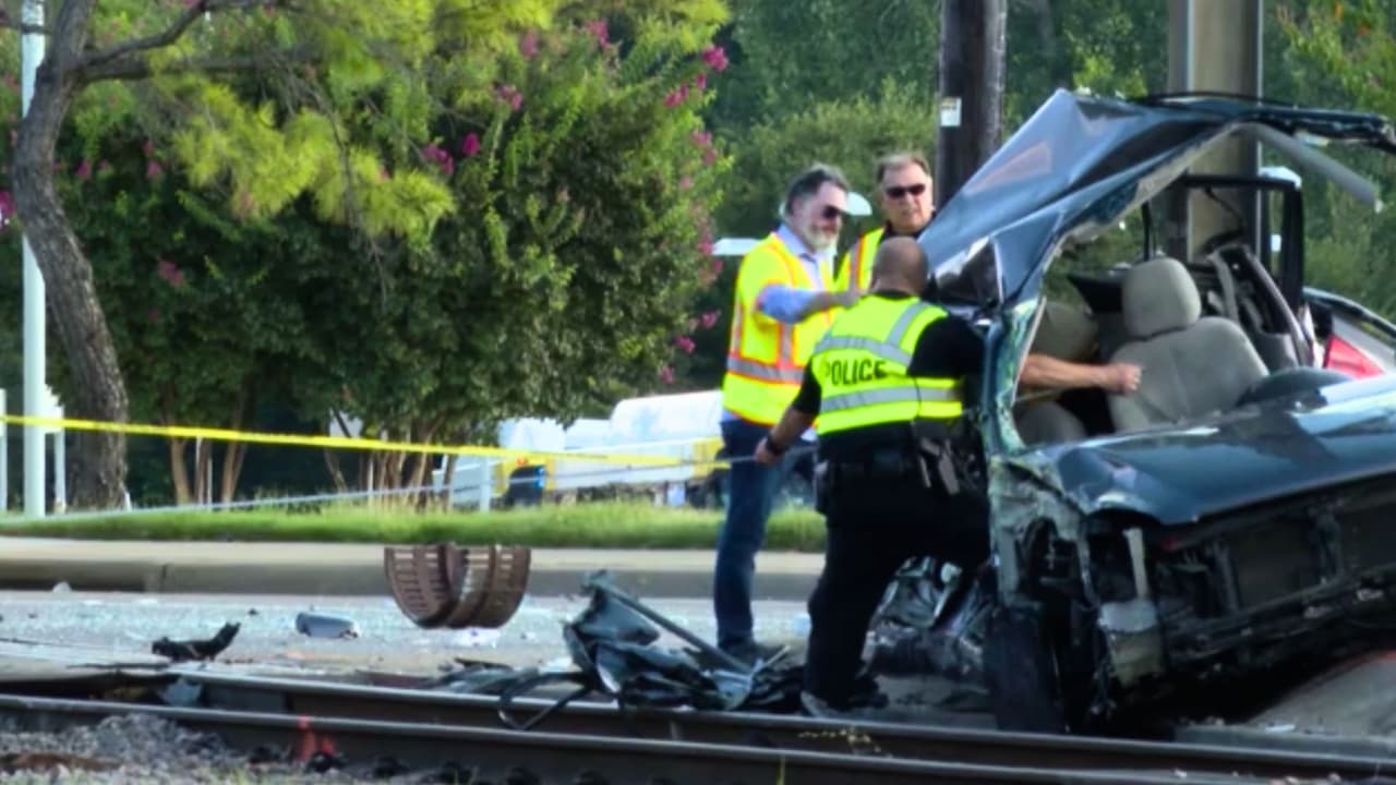 El incidente se produjo alrededor de las 4 p.m. cuando 
<b>el conductor del vehículo intentó cruzar las vías, pese a la proximidad del tren</b>. El impacto 
<b>dejó el auto seriamente dañado, y una persona fue rescatada por equipos de <a href="https://dallascityhall.com/departments/fire-rescue/Pages/default.aspx" target="_blank">Dallas Fire-Rescue</a></b>, quienes la inmovilizaron y trasladaron a un hospital. Hasta el momento, s
<b>e desconoce el estado de la persona herida</b>. No se han reportado lesiones entre los pasajeros del tren.