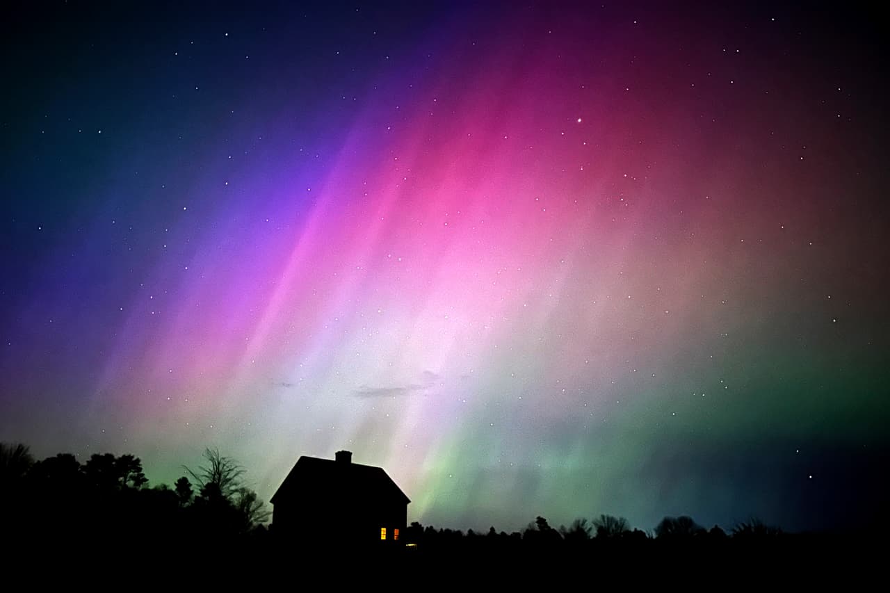 La aurora boreal en Maine, el 10 de mayo. El espectáculo de luz colorida se ve mejor cerca de los polos, pero este año, una poderosa tormenta geomagnética desató auroras en sitios que no suelen ser visibles. 
<a href="https://www.univision.com/noticias/ciencia/porque-se-viero-auroras-varios-puntos-del-planeta">En mayo, la NOAA lanzó un alerta de tormenta solar, clasificada como G4, a un punto de ser la más severa posible.</a>