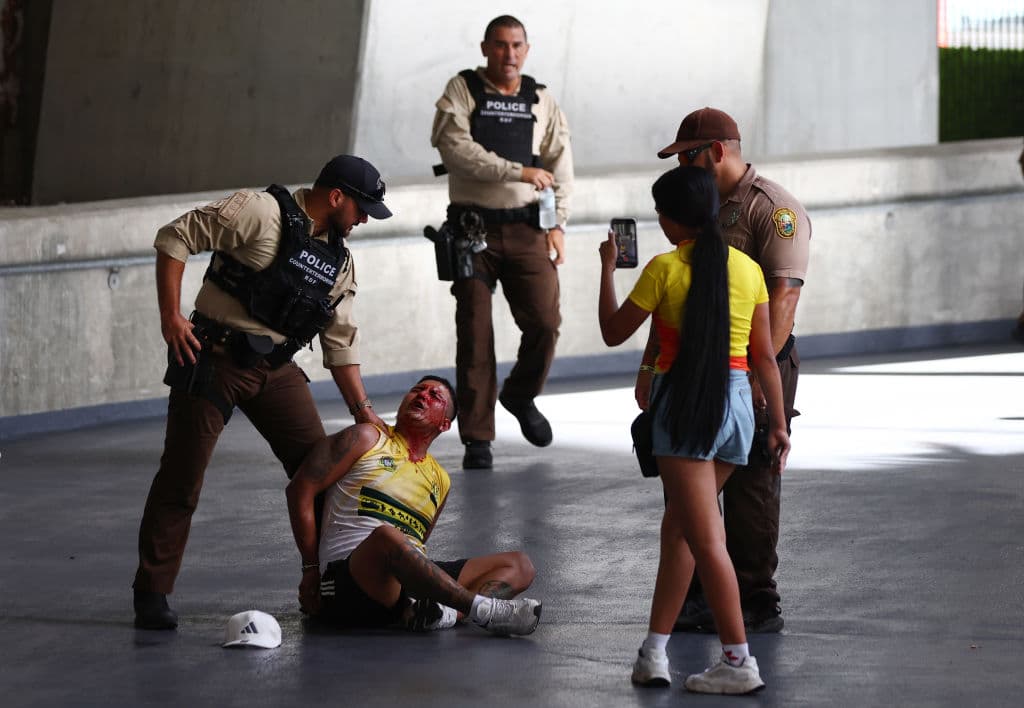 Hubo sangre, mucho sudor y lágrimas en el estadio, donde decenas de 
<b><a href="https://www.univision.com/local/miami-wltv/final-copa-america-2024-motin-fanaticos-estadio-hard-rock-miami-fotos" target="_blank">fanáticos del futbol resultaron detenidos</a></b> antes de que comenzara el partido al que luchaban por entrar.