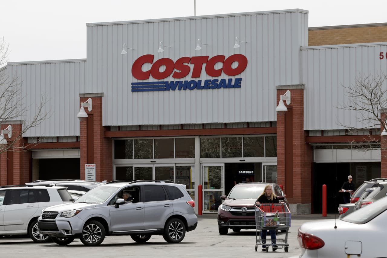 Los bancos, las oficinas de correos, y otras oficinas gubernamentales y el mercado de valores estarán cerrados. 
<br>Costco cerrará todas sus tiendas a las 4 pm.