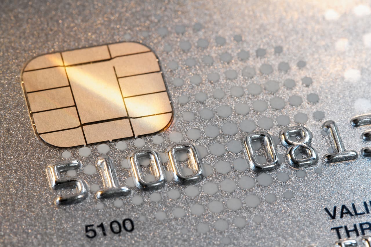 <b>Tokenización. </b>Esta tecnología de seguridad digital consiste en el reemplazo de datos confidenciales con un número aleatorio equivalente, un token (una ficha o símbolo), que lo representa temporalmente. El token funciona una sola vez por transacción y no tiene valor para los piratas informáticos que intentan interceptar los datos de las transacciones. La red social classmates.com fue la primera en usar la tecnología en 2001 para proteger los datos de sus suscriptores. Actualmente el sistema se utiliza en las tarjetas de crédito con chip, y para evitar que hackers interfieran los autos sin conductor.