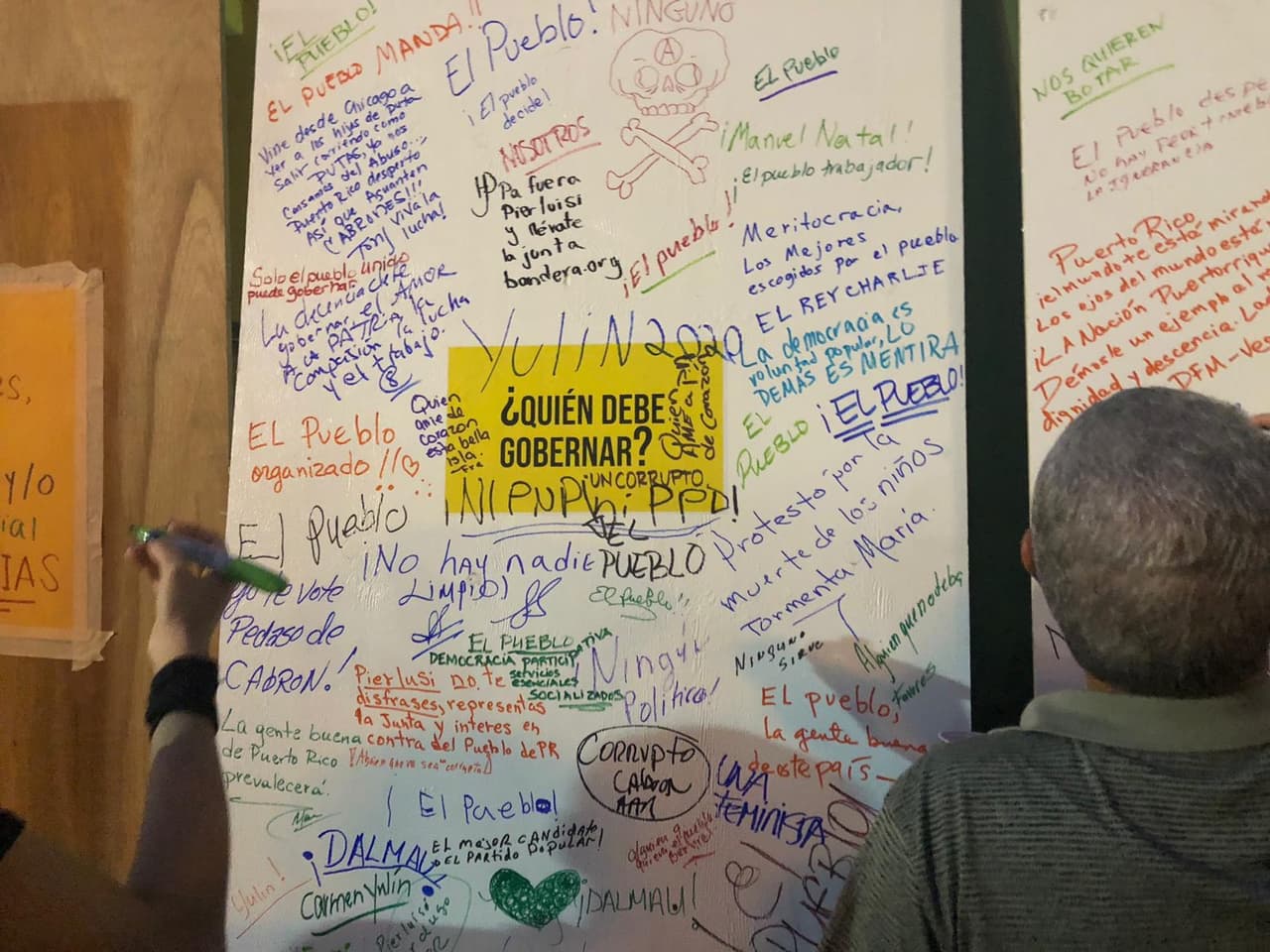 "¿Quién debe gobernar? ¡Ni PNP, ni PPD!", se lee en uno de los murales, justo el día en que Pedro Pierluisi es nombrado el nuevo gobernador de la Isla.