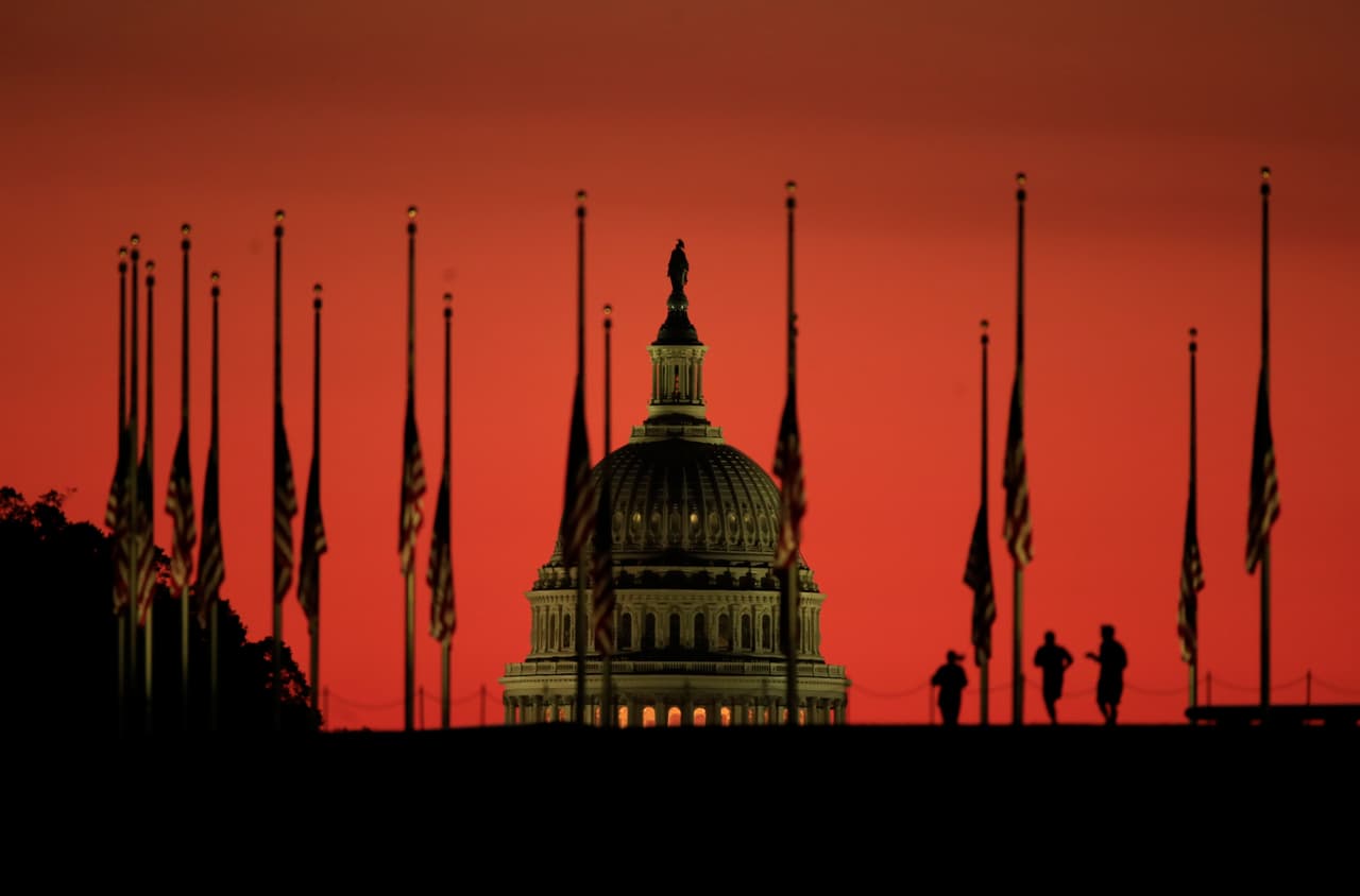 La cúpula del Capitolio de EEUU en el amanecer de este martes 3 de octubre, con las banderas a media asta, homenaje a las víctimas de Las Vegas ordenado por el presidente Donald Trump hasta la puesta de sol del 6 de octubre de 2017.