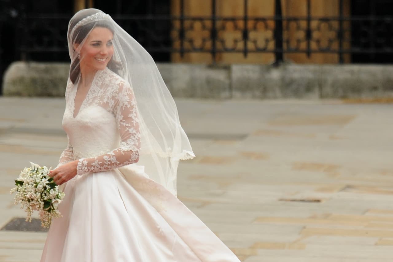 Este exquisito atuendo fue diseñado por Sarah Burton, directora creativa de Alexander McQueen.