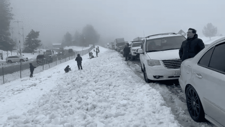 Las autopistas 50 e I-80 fueron cerradas entre Sacramento y Lake Tahoe desde el domingo por la noche debido a árboles y cables caídos y la continua caída de nieve en la zona. 
<b><a href="https://www.univision.com/local/sacramento-kuvs/autopistas-50-i-80-tormenta-california">Lee sobre la tormenta aquí</a></b>.