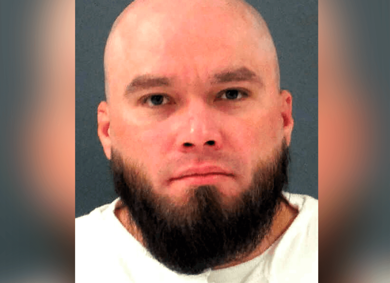 <b><a href="https://www.univision.com/noticias/justicia/john-henry-ramirez-reo-texas-ejecucion-historia-cronologia">John Henry Ramírez: el reo que consiguió que su pastor lo toque mientras era ejecutado </a></b>
<br>
<br>John Henry Ramírez fue ejecutado el 5 de octubre, tras una larga batalla legal para morir con su pastor imponiéndole las manos, algo que las leyes de Texas no permitían. El pastor Dana Moore pudo sostener la biblia en la cámara de la muerte, para que el hombre de 38 años perdiera la vida tras matar a puñaladas en 2004 a un empleado de una tienda y ser condenado a la pena de muerte. 
<br>