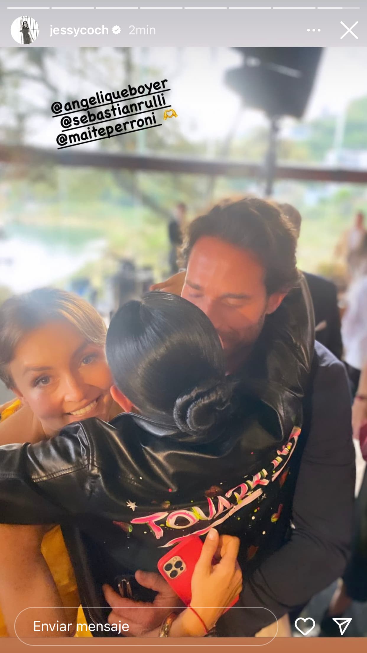 Ambos se envolvieron en un entrañable abrazo a la recién casada. 
<br>