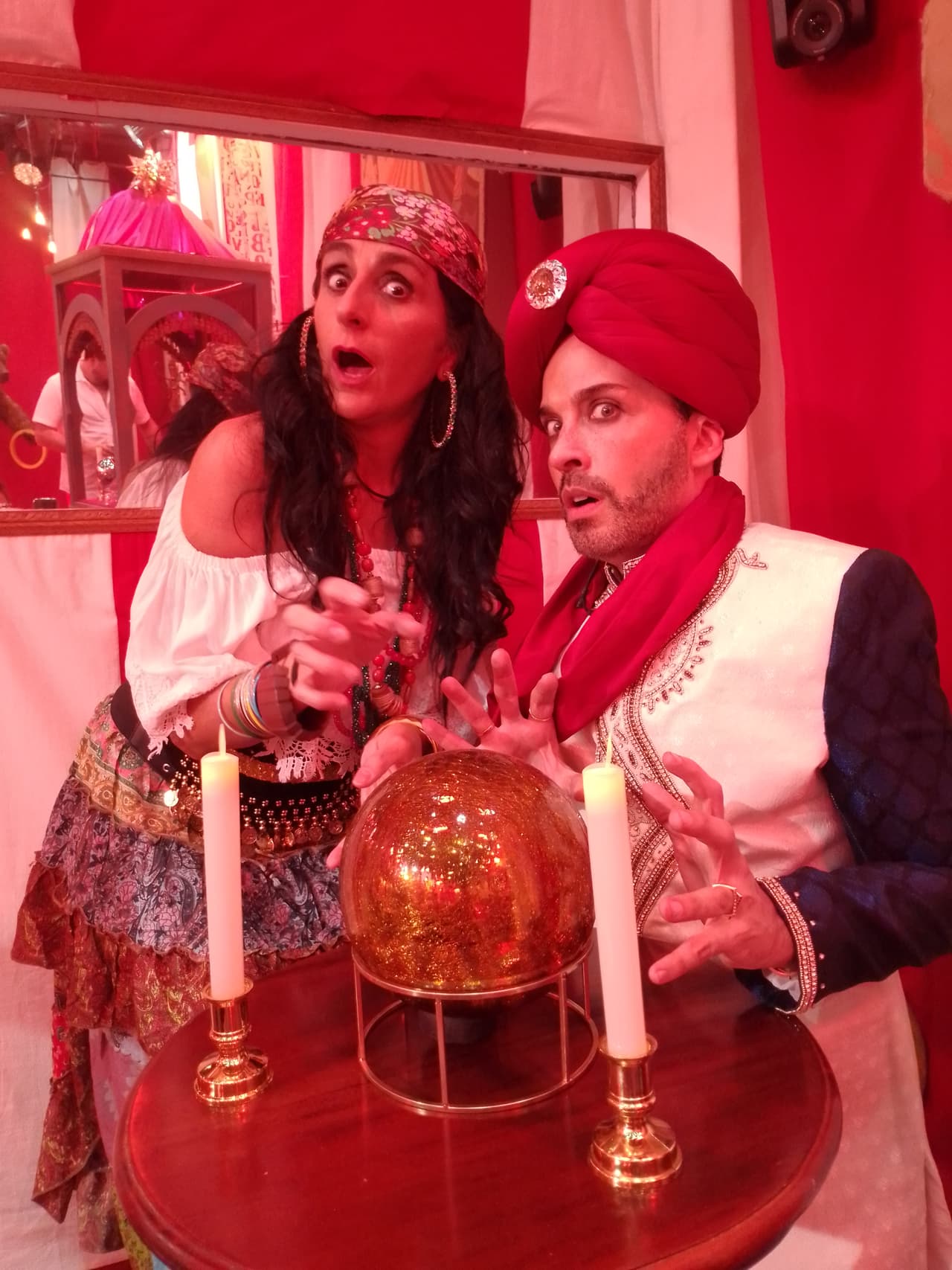 La Jefa prestó a los famosos un celular, sin servicio de telefonía ni internet, con la intención de que tomaran fotos de la fiesta. Bárbara Torres se disfrazó de una simpática gitana, mientras Apio Quijano de vidente.