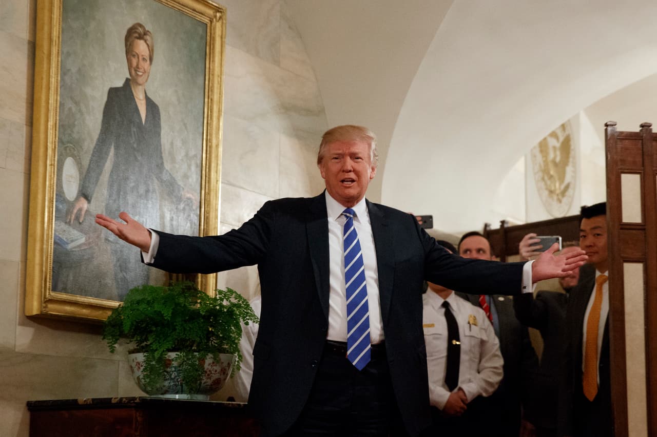 <b>De nuevo frente a Hillary. </b>Uno de los salones de la Casa Blanca esta decorado con un retrato de gran formato de la ex primera dama, ex candidata presidencial, ex senadora y ex Secretaria de Estado, Hillary Clinton. Frente a esta pintura el presidente Donald Trump recibió la visita de un grupo de niños el 7 de marzo de 2017.