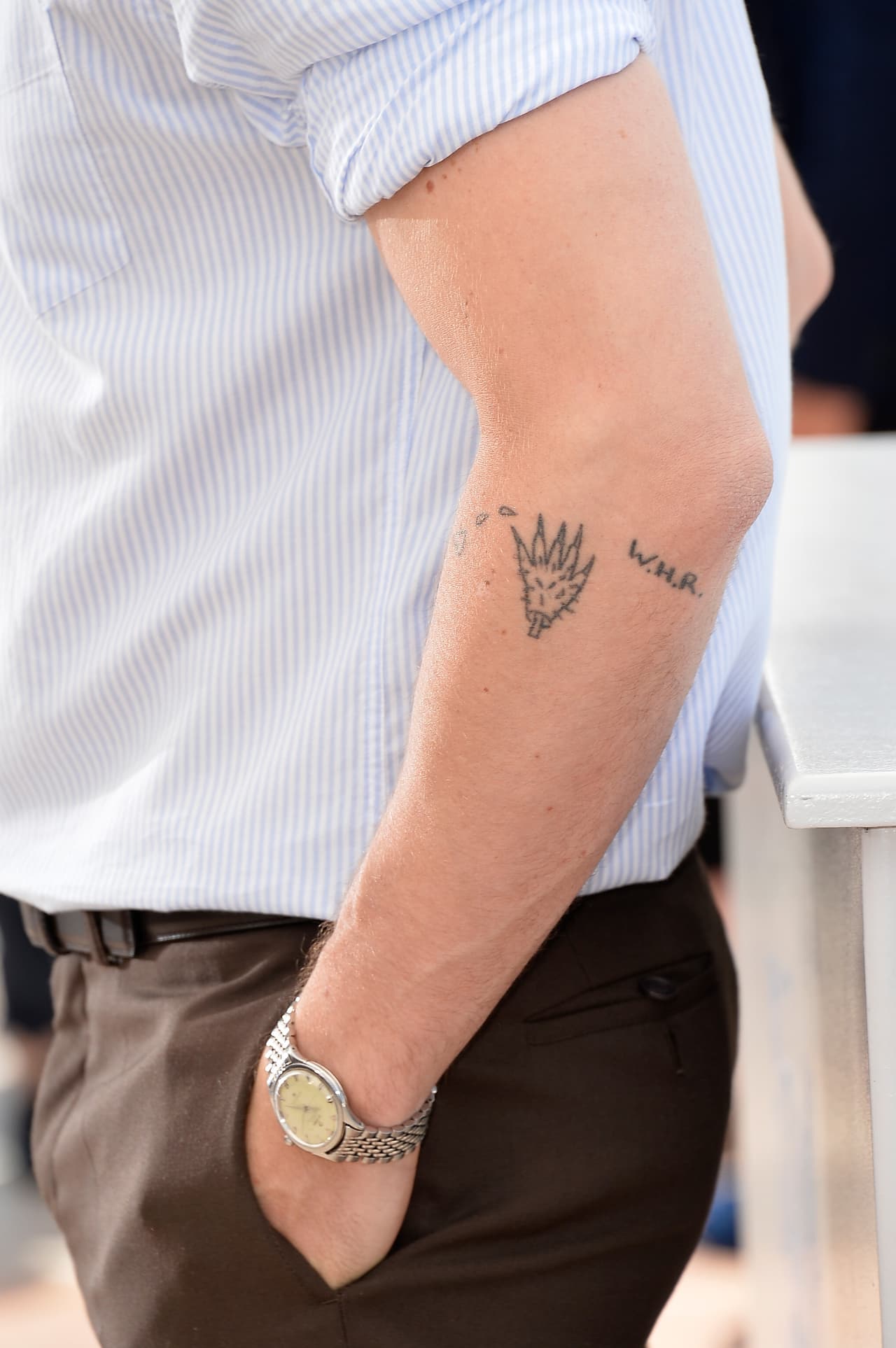 En alguna ocasión, el actor explicó: “Se supone que uno de mis tatuajes es la mano de un monstruo y un corazón ensangrentado, pero me lo hice yo mismo con un kit de tatuaje, así que en realidad luce como un cactus”.
<br>